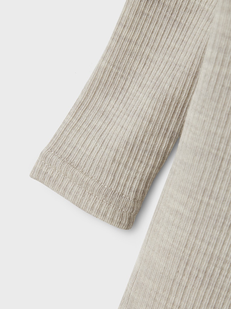 Grå baby body i merino ull till bebis pojke och flicka. Neutrala unisex ullkläder från Name it.
NBNWAX WOOL RIB LS BODY NOOS
13242038