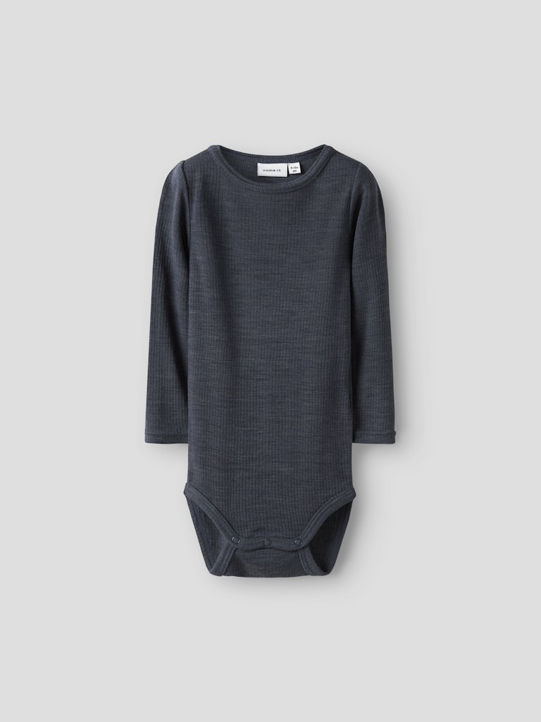 Blå baby body i merino ull till bebis pojke. Ullkläder från Name it.
NBNWAX WOOL RIB LS BODY NOOS
13242038