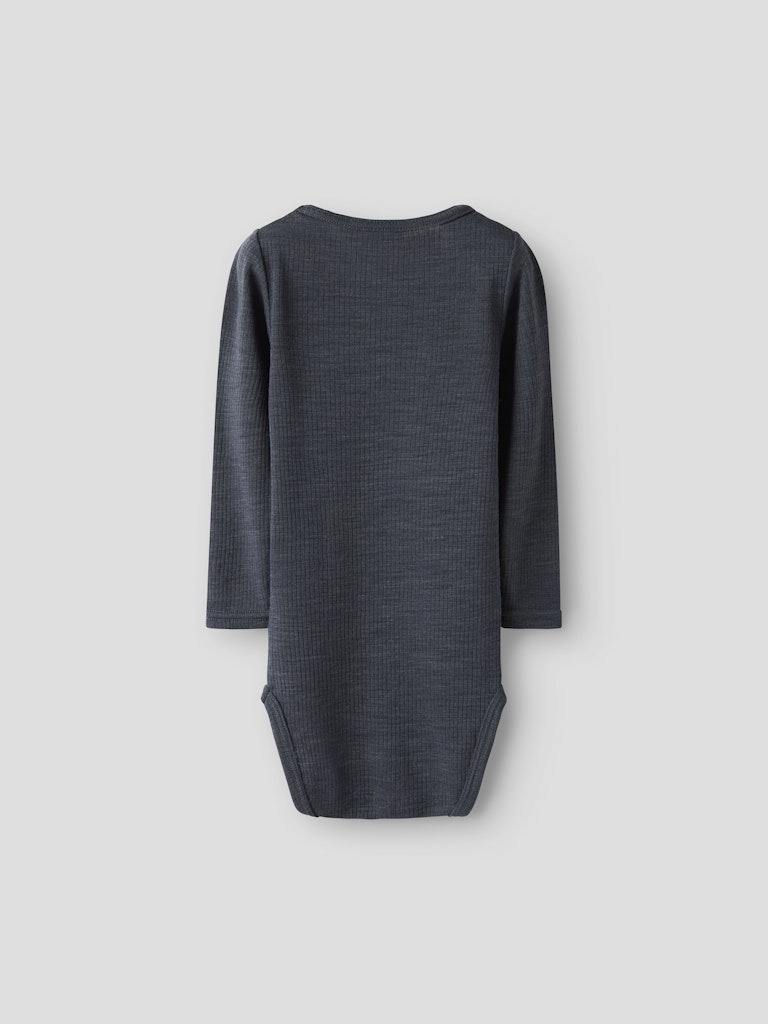 Blå baby body i merino ull till bebis pojke. Ullkläder från Name it.
NBNWAX WOOL RIB LS BODY NOOS
13242038