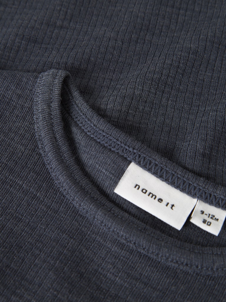 Blå baby body i merino ull till bebis pojke. Ullkläder från Name it.
NBNWAX WOOL RIB LS BODY NOOS
13242038