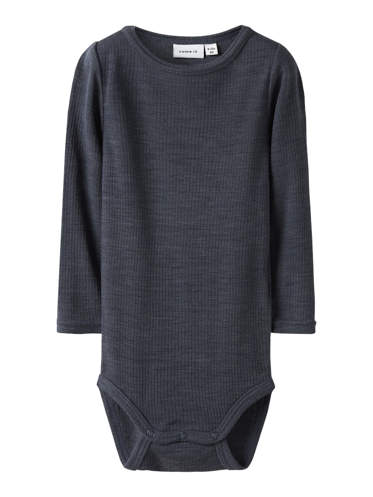 Blå baby body i merino ull till bebis pojke. Ullkläder från Name it.
NBNWAX WOOL RIB LS BODY NOOS
13242038