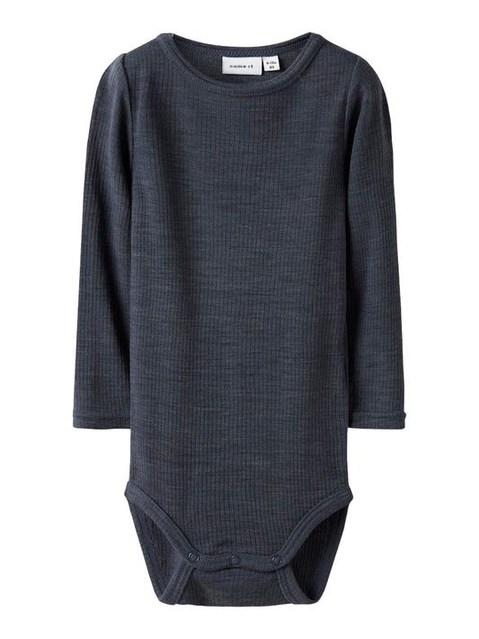 Blå baby body i merino ull till bebis pojke. Ullkläder från Name it.
NBNWAX WOOL RIB LS BODY NOOS
13242038