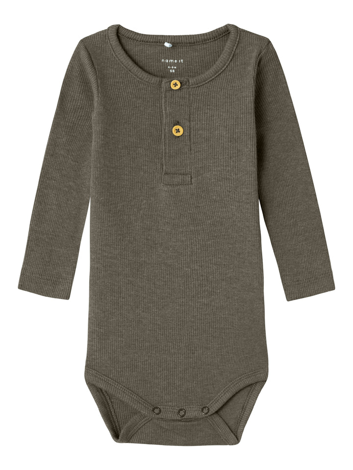 Brun ribbad baby body med knappar. Ekologiska baby kläder till bebis pojke, kille från Name it.
13198041
NBMKAB LS BODY NOOS