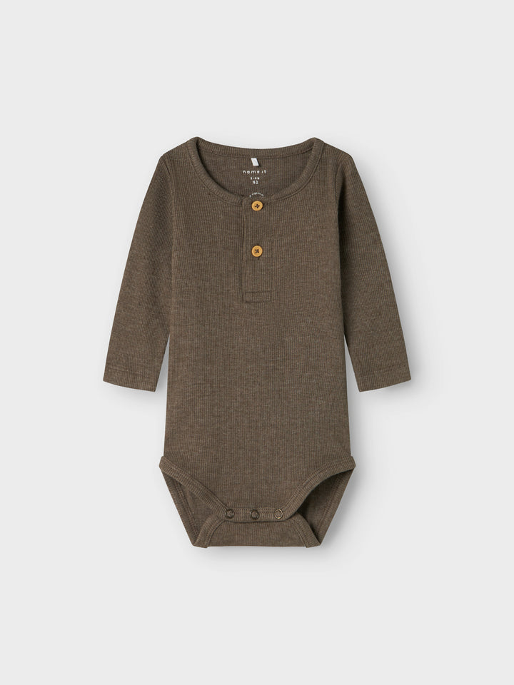 Brun ribbad baby body med knappar. Ekologiska baby kläder till bebis pojke, kille från Name it.
13198041
NBMKAB LS BODY NOOS