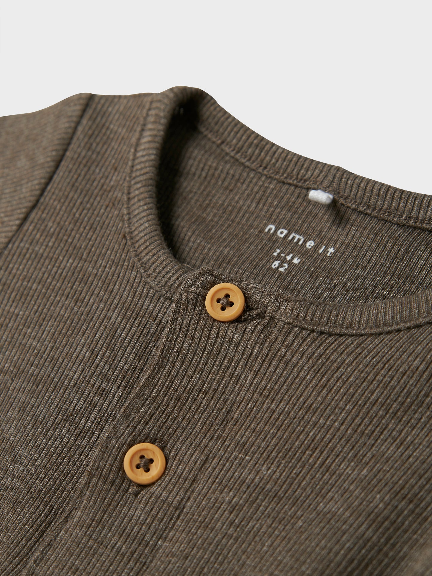 Brun ribbad baby body med knappar. Ekologiska baby kläder till bebis pojke, kille från Name it.
13198041
NBMKAB LS BODY NOOS