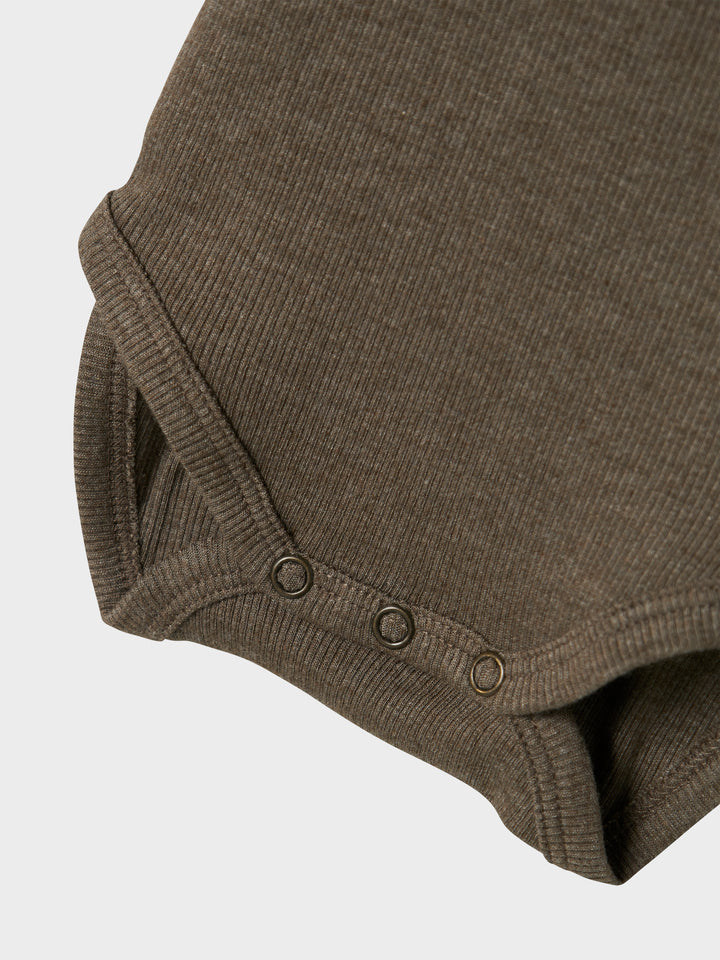Brun ribbad baby body med knappar. Ekologiska baby kläder till bebis pojke, kille från Name it.
13198041
NBMKAB LS BODY NOOS