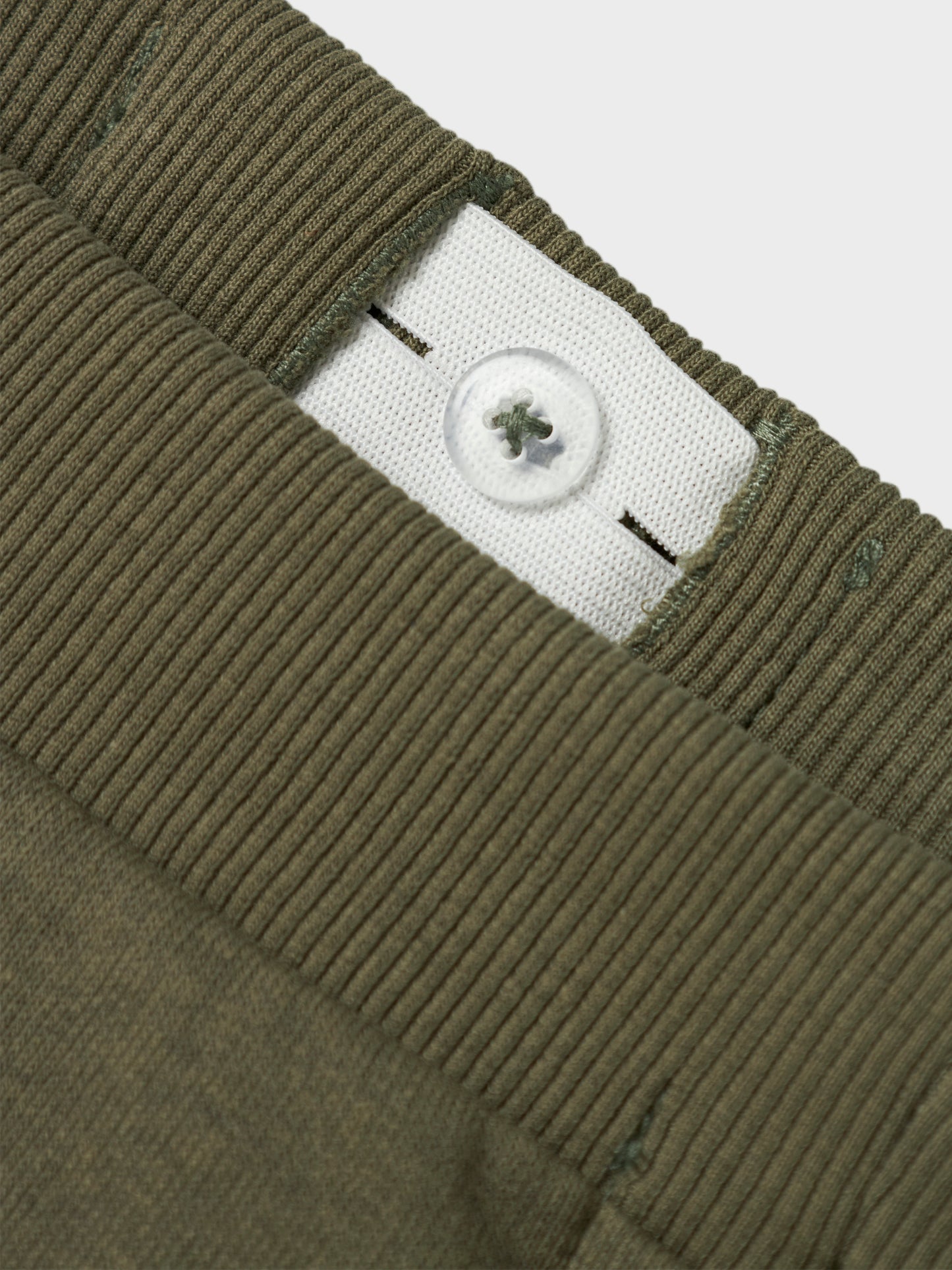 Grön cargo mys byxa till pojke. Joggers byxor till liten kill med stora fickor på låren.
NMNOLI SWEAT PANT UNB NOOS
13221426