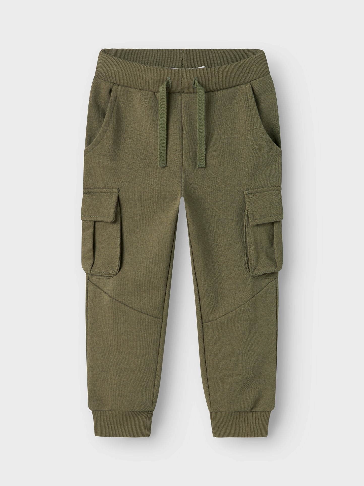 Grön cargo mys byxa till pojke. Joggers byxor till liten kill med stora fickor på låren.
NMNOLI SWEAT PANT UNB NOOS
13221426