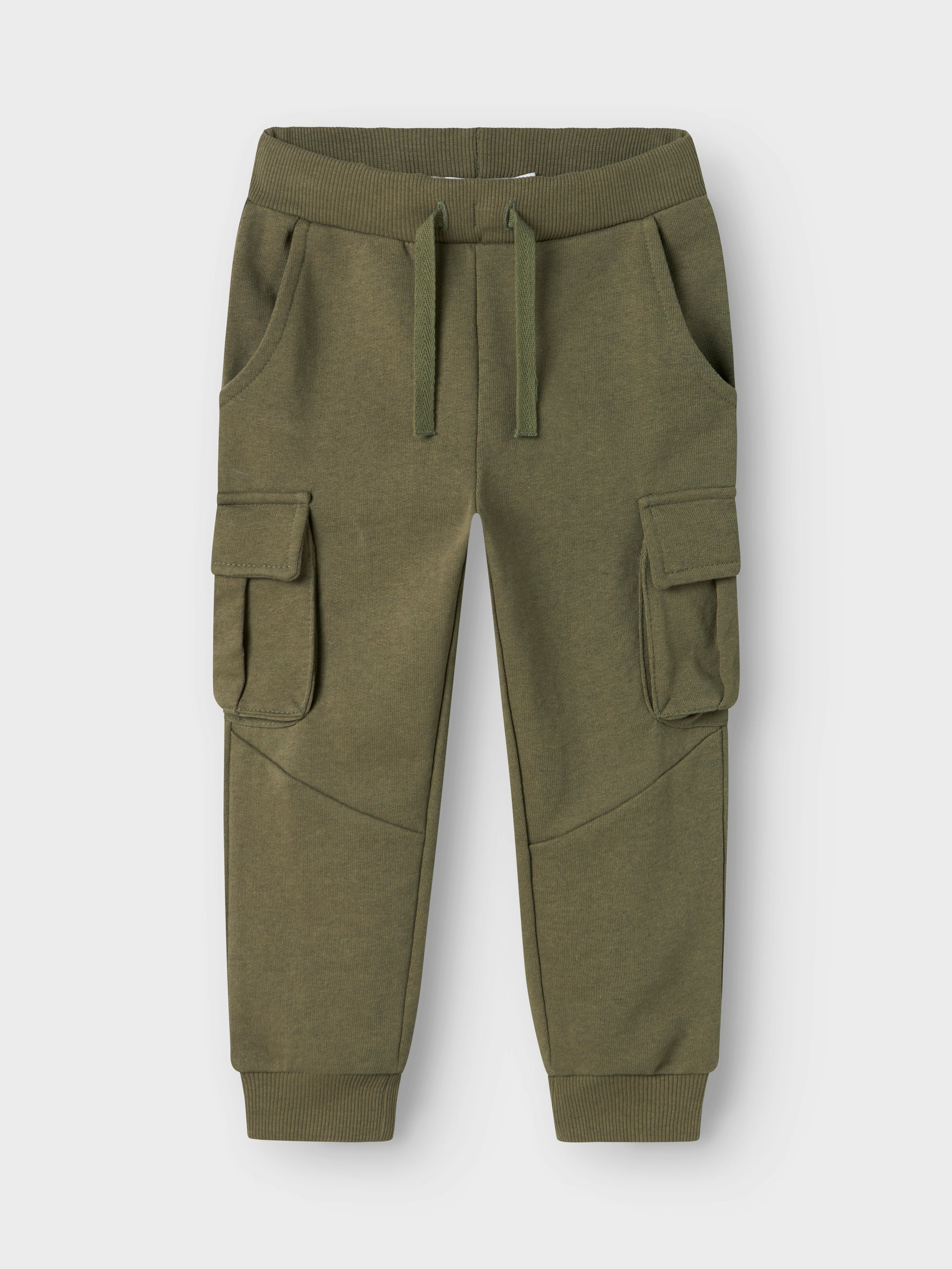 Grön cargo mys byxa till pojke. Joggers byxor till liten kill med stora fickor på låren.
NMNOLI SWEAT PANT UNB NOOS
13221426