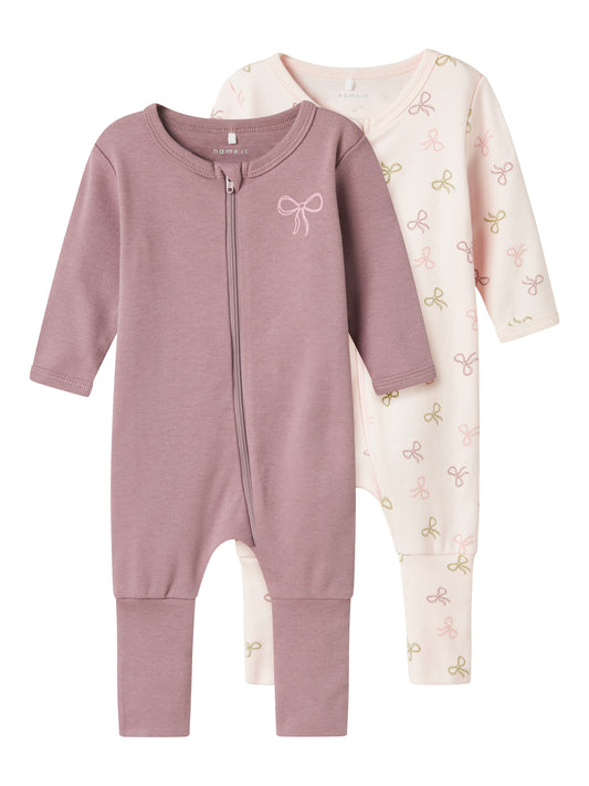 2 pack pyjamas i rosa ekologisk bomull med rosetter för din baby flicka och ditt lilla barn upp till storlek 104. Du väljer själv om du vill vika den så du får fot eller utan fot.
NBFNIGHTSUIT 2P ZIP FF PINK BOW NOOS
13240985