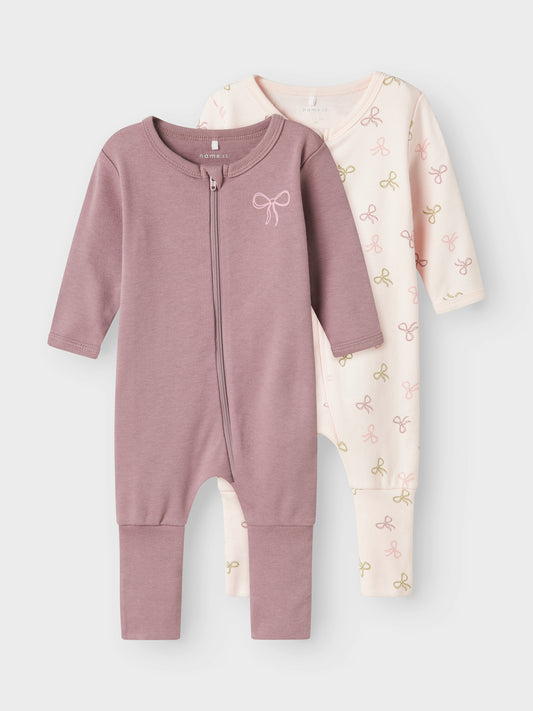 2 pack pyjamas i rosa ekologisk bomull med rosetter för din baby flicka och ditt lilla barn upp till storlek 104. Du väljer själv om du vill vika den så du får fot eller utan fot.
NBFNIGHTSUIT 2P ZIP FF PINK BOW NOOS
13240985