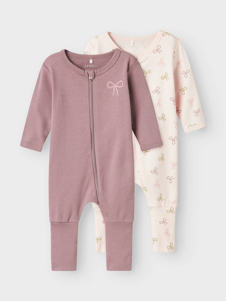 2 pack pyjamas i rosa ekologisk bomull med rosetter för din baby flicka och ditt lilla barn upp till storlek 104. Du väljer själv om du vill vika den så du får fot eller utan fot.
NBFNIGHTSUIT 2P ZIP FF PINK BOW NOOS
13240985
