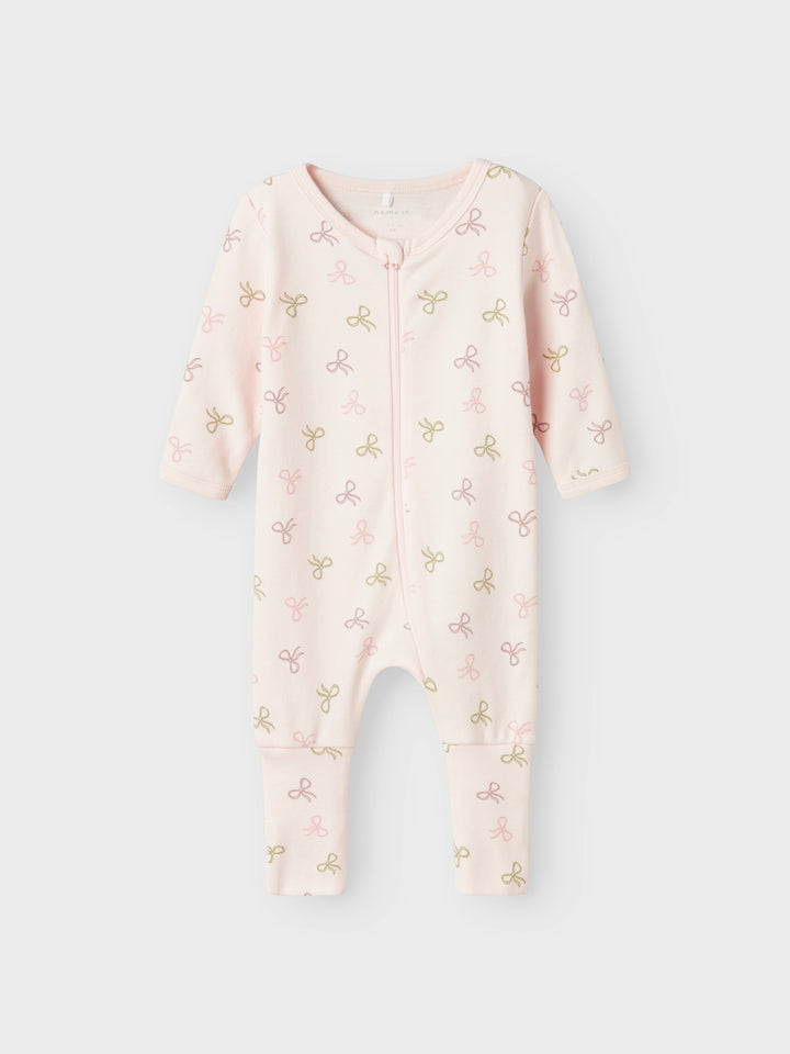 2 pack pyjamas i rosa ekologisk bomull med rosetter för din baby flicka och ditt lilla barn upp till storlek 104. Du väljer själv om du vill vika den så du får fot eller utan fot.
NBFNIGHTSUIT 2P ZIP FF PINK BOW NOOS
13240985