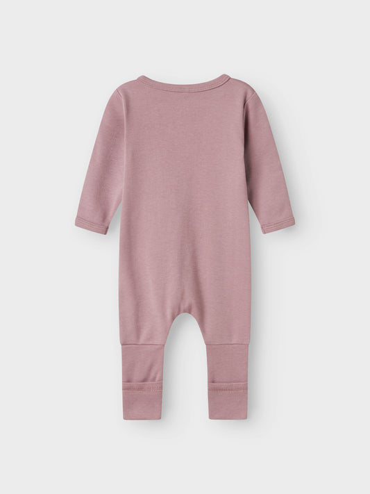 2 pack pyjamas i rosa ekologisk bomull med rosetter för din baby flicka och ditt lilla barn upp till storlek 104. Du väljer själv om du vill vika den så du får fot eller utan fot.
NBFNIGHTSUIT 2P ZIP FF PINK BOW NOOS
13240985