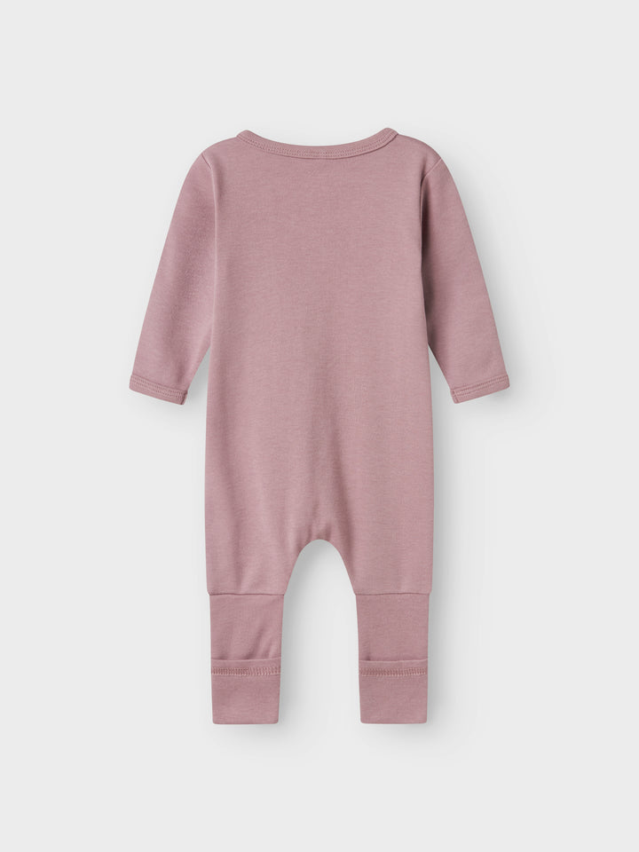2 pack pyjamas i rosa ekologisk bomull med rosetter för din baby flicka och ditt lilla barn upp till storlek 104. Du väljer själv om du vill vika den så du får fot eller utan fot.
NBFNIGHTSUIT 2P ZIP FF PINK BOW NOOS
13240985