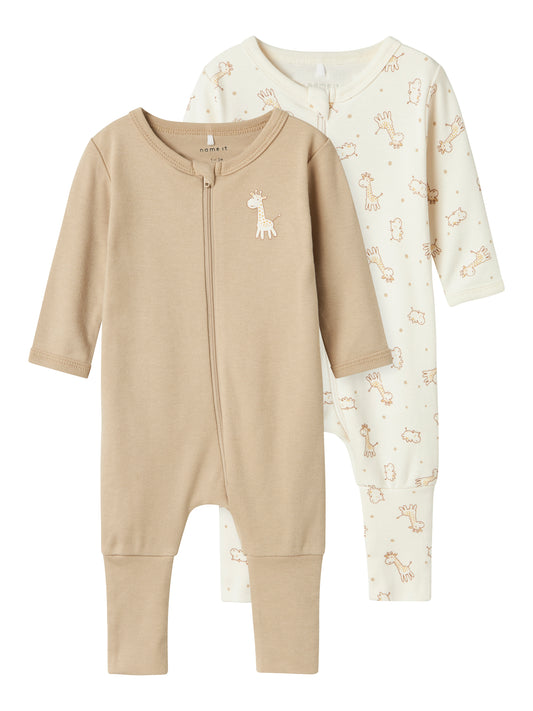 2 pack pyjamas i beige ekologisk bomull med giraffer för din baby och ditt lilla barn upp till storlek 98. Passar både flicka och pojke och du väljer själv om du vill vika den så du får fot eller utan fot.
NBNNIGHTSUIT 2P ZIP FF JET GIRAFFE NOOS
13241732