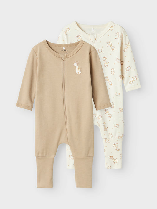 2 pack pyjamas i beige ekologisk bomull med giraffer för din baby och ditt lilla barn upp till storlek 98. Passar både flicka och pojke och du väljer själv om du vill vika den så du får fot eller utan fot.
NBNNIGHTSUIT 2P ZIP FF JET GIRAFFE NOOS
13241732