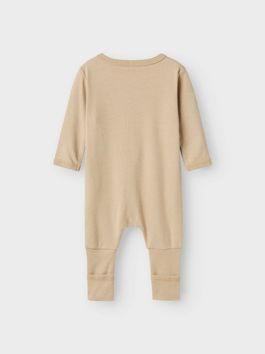 2 pack pyjamas i beige ekologisk bomull med giraffer för din baby och ditt lilla barn upp till storlek 98. Passar både flicka och pojke och du väljer själv om du vill vika den så du får fot eller utan fot.
NBNNIGHTSUIT 2P ZIP FF JET GIRAFFE NOOS
13241732