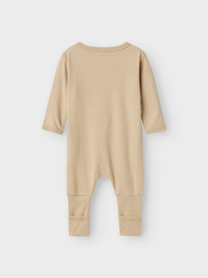 2 pack pyjamas i beige ekologisk bomull med giraffer för din baby och ditt lilla barn upp till storlek 98. Passar både flicka och pojke och du väljer själv om du vill vika den så du får fot eller utan fot.
NBNNIGHTSUIT 2P ZIP FF JET GIRAFFE NOOS
13241732