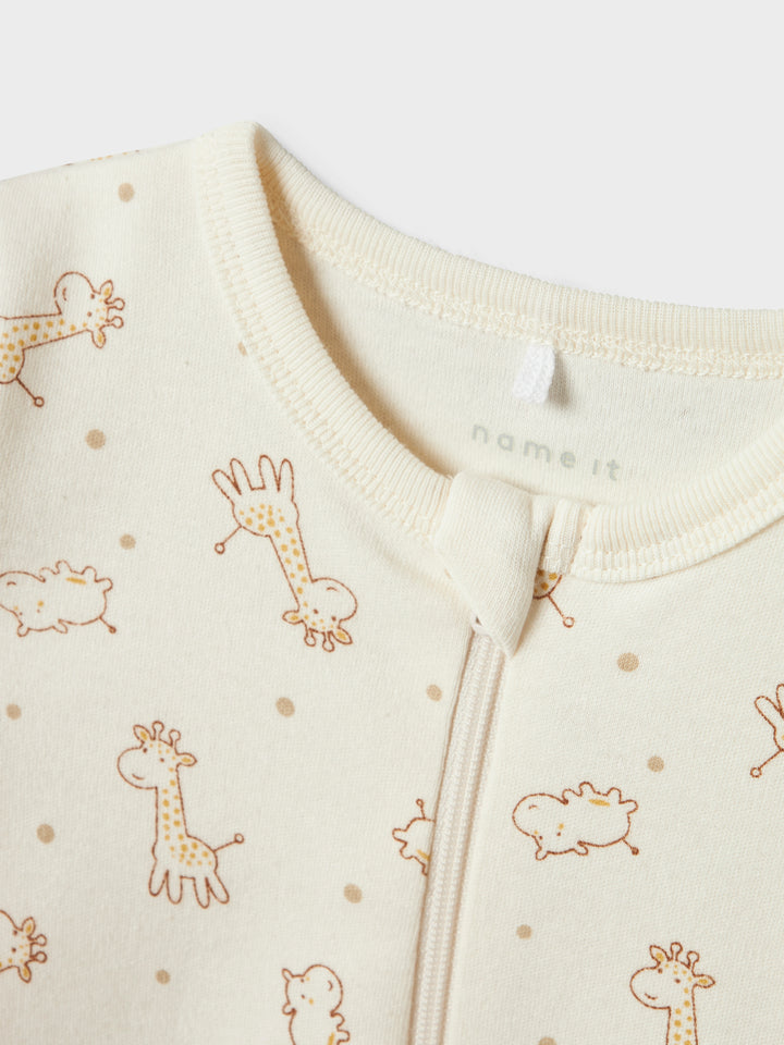 2 pack pyjamas i beige ekologisk bomull med giraffer för din baby och ditt lilla barn upp till storlek 98. Passar både flicka och pojke och du väljer själv om du vill vika den så du får fot eller utan fot.
NBNNIGHTSUIT 2P ZIP FF JET GIRAFFE NOOS
13241732