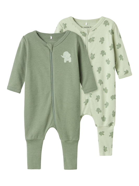 2 pack pyjamas i grön ekologisk bomull med elefanter för din baby och ditt lilla barn upp till storlek 98. Passar både flicka och pojke och du väljer själv om du vill vika den så du får fot eller utan fot.
NBNNIGHTSUIT 2P ZIP FF NOOS
13241732