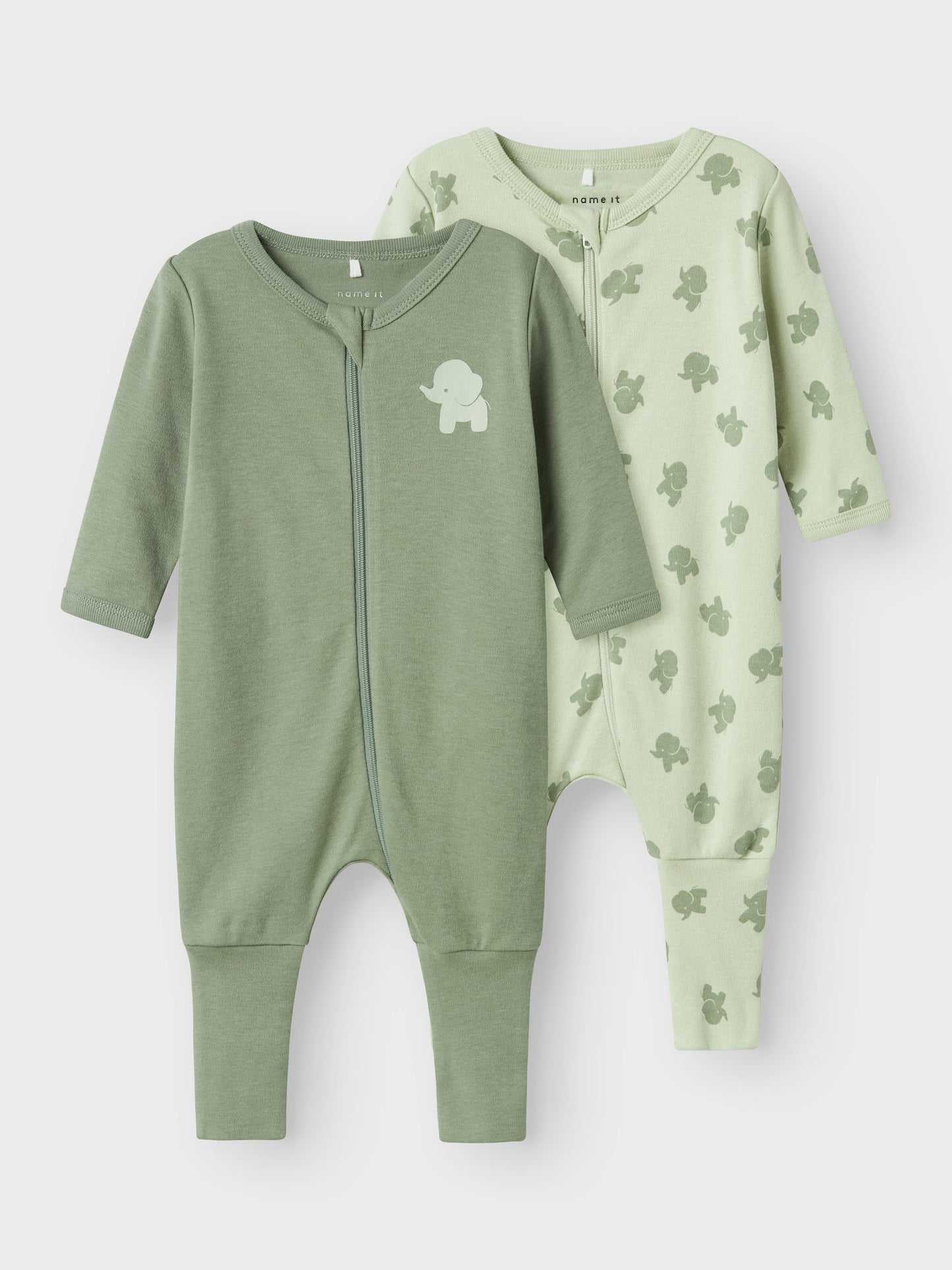 2 pack pyjamas i grön ekologisk bomull med elefanter för din baby och ditt lilla barn upp till storlek 98. Passar både flicka och pojke och du väljer själv om du vill vika den så du får fot eller utan fot.
NBNNIGHTSUIT 2P ZIP FF NOOS
13241732