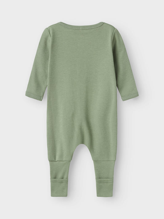 2 pack pyjamas i grön ekologisk bomull med elefanter för din baby och ditt lilla barn upp till storlek 98. Passar både flicka och pojke och du väljer själv om du vill vika den så du får fot eller utan fot.
NBNNIGHTSUIT 2P ZIP FF NOOS
13241732