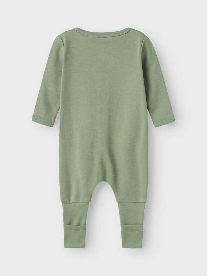 2 pack pyjamas i grön ekologisk bomull med elefanter för din baby och ditt lilla barn upp till storlek 98. Passar både flicka och pojke och du väljer själv om du vill vika den så du får fot eller utan fot.
NBNNIGHTSUIT 2P ZIP FF NOOS
13241732