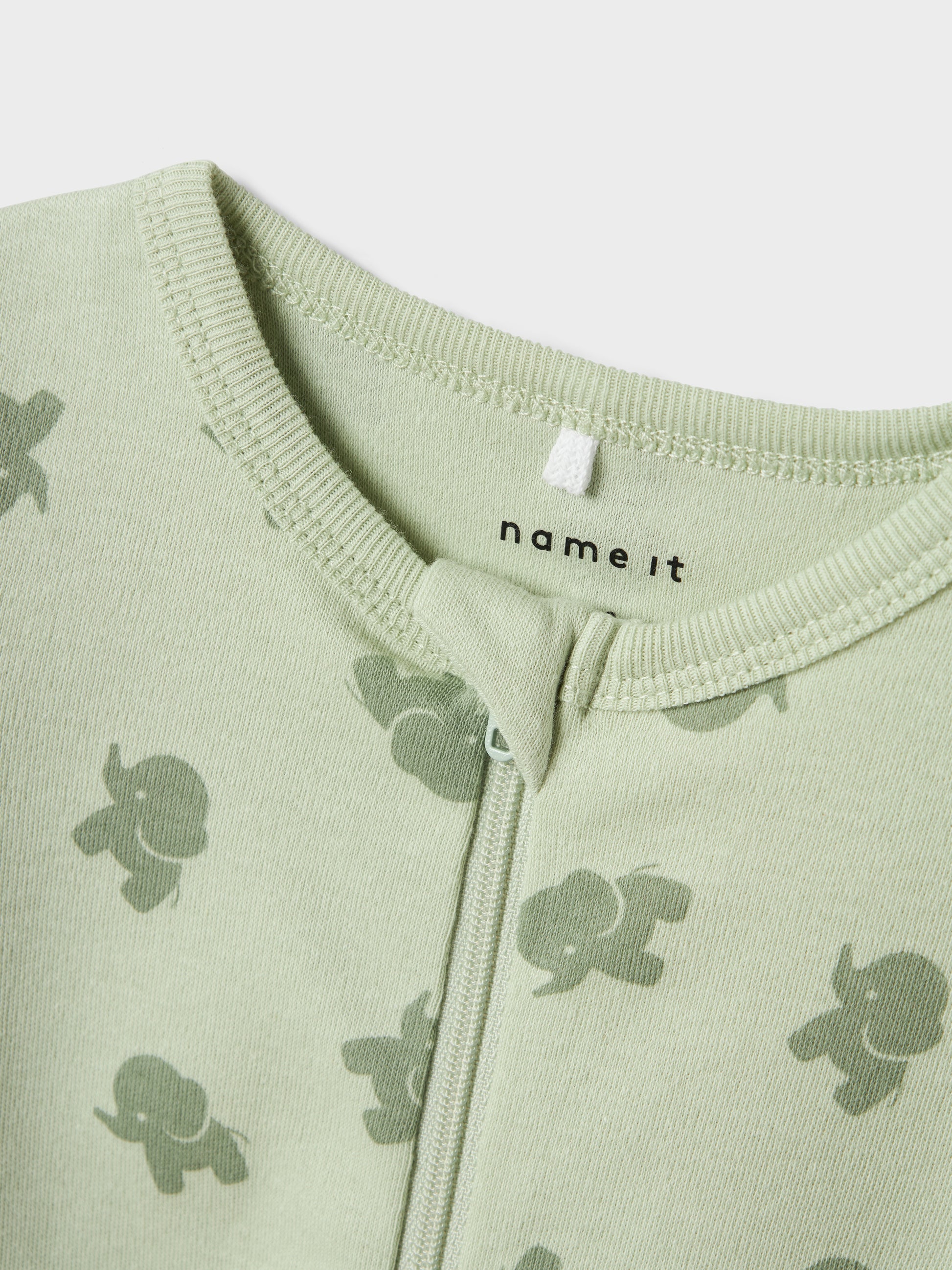 2 pack pyjamas i grön ekologisk bomull med elefanter för din baby och ditt lilla barn upp till storlek 98. Passar både flicka och pojke och du väljer själv om du vill vika den så du får fot eller utan fot.
NBNNIGHTSUIT 2P ZIP FF NOOS
13241732