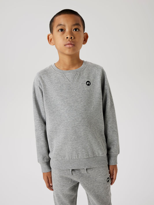 Kille klädd i grå sweat tröja crew neck till pojke. Långärmad sweatshirt till kille från Name it.
NKMVIMO LS SWEAT BRU NOOS
13220321