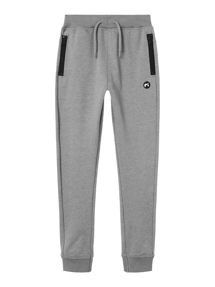Grå mys byxa i sweat. Joggers, joggingbyxa till pojke. Byxor jogging till kille.
NKMVIMO SWE PANT BRU NOOS
13220322
