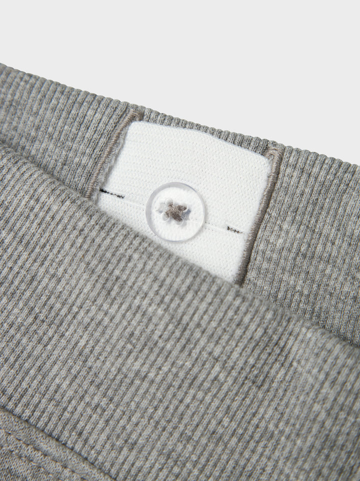Grå mys byxa i sweat. Joggers, joggingbyxa till pojke. Byxor jogging till kille.
NKMVIMO SWE PANT BRU NOOS
13220322