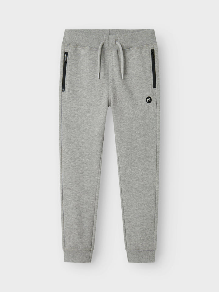 Grå mys byxa i sweat. Joggers, joggingbyxa till pojke. Byxor jogging till kille.
NKMVIMO SWE PANT BRU NOOS
13220322