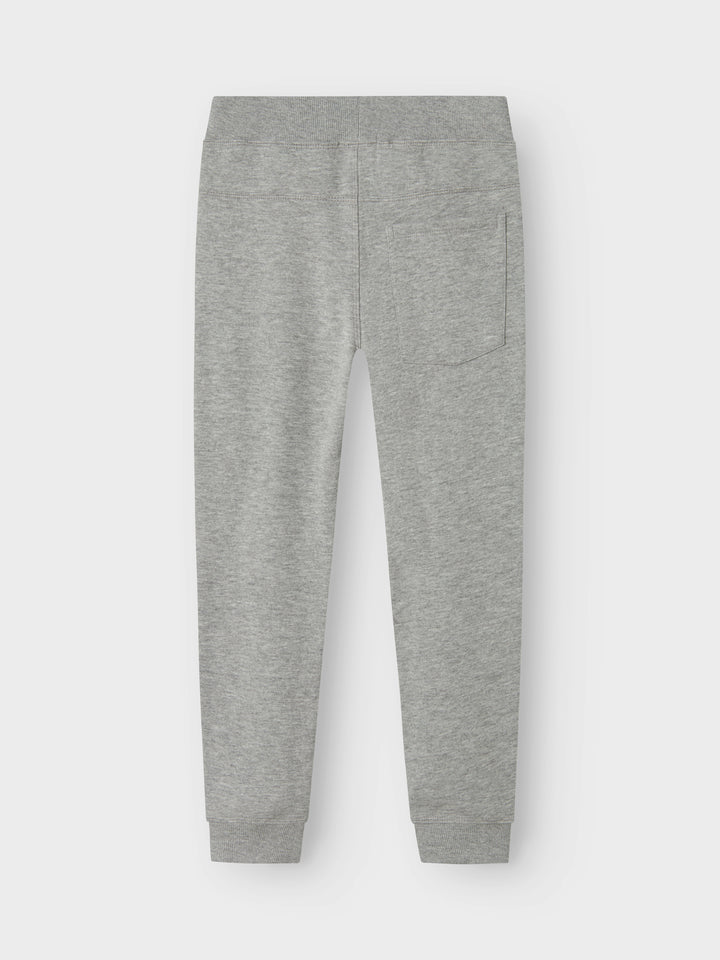 Grå mys byxa i sweat. Joggers, joggingbyxa till pojke. Byxor jogging till kille.
NKMVIMO SWE PANT BRU NOOS
13220322