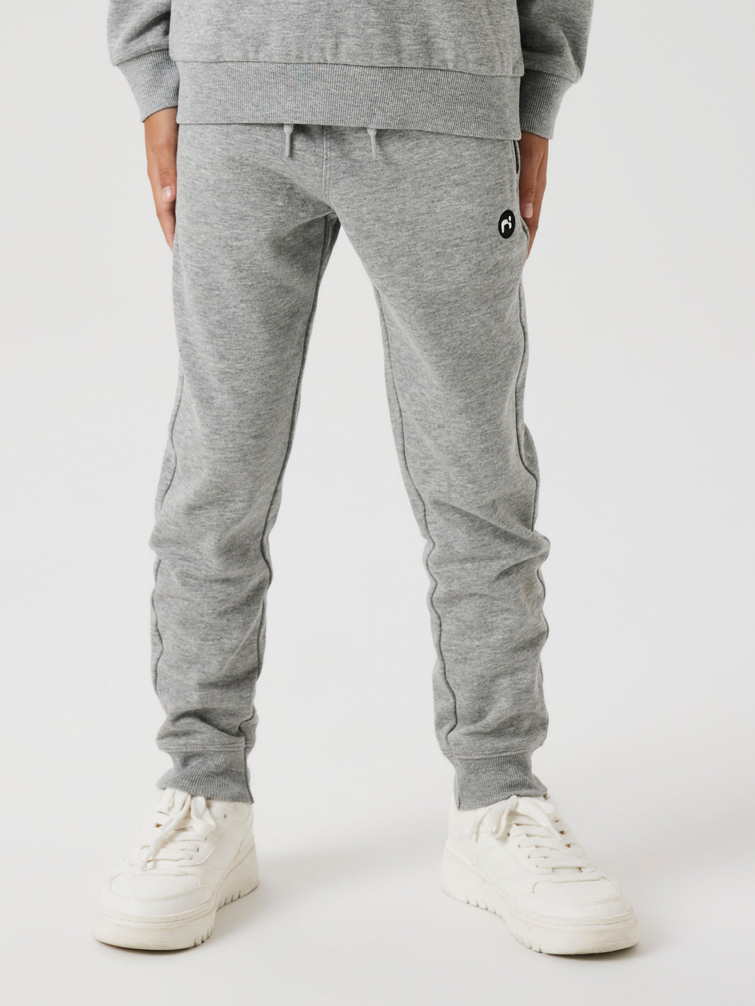 Grå mys byxa i sweat. Joggers, joggingbyxa till pojke. Byxor jogging till kille.
NKMVIMO SWE PANT BRU NOOS
13220322