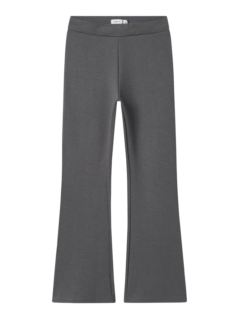 Grå utsvängda byxor till tjej. Skön jazz byxa till flicka från Name it.
13177337
NKFFRIKKALIA BOOTCUT PANT