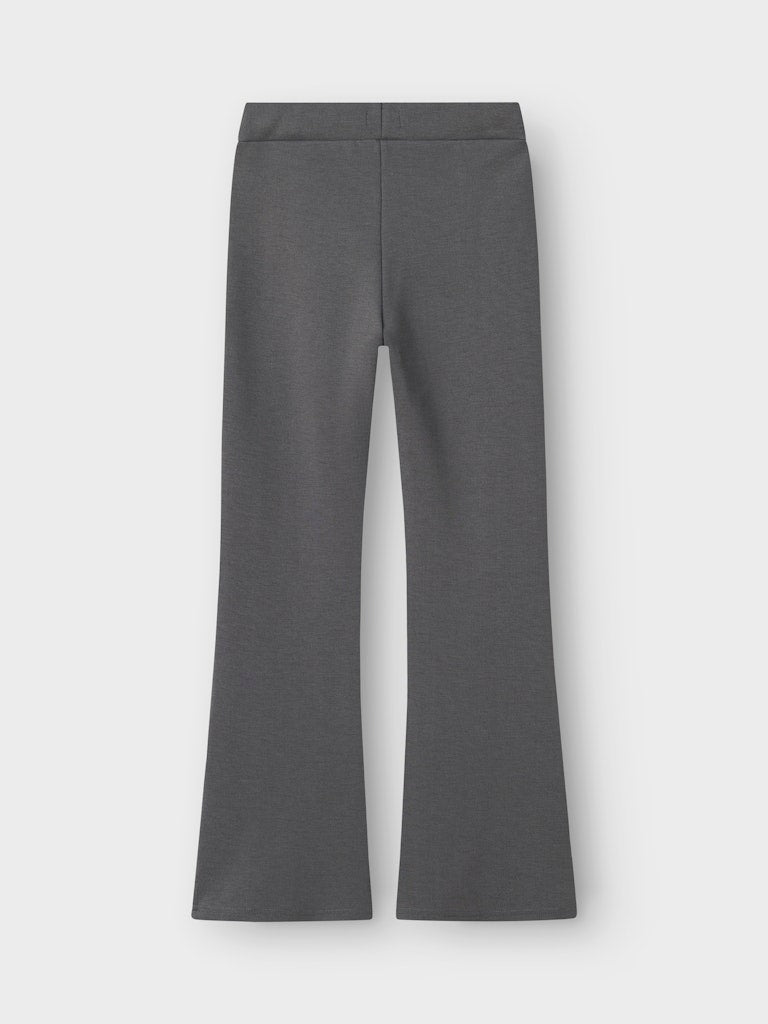 Grå utsvängda byxor till tjej. Skön jazz byxa till flicka från Name it.
13177337
NKFFRIKKALIA BOOTCUT PANT