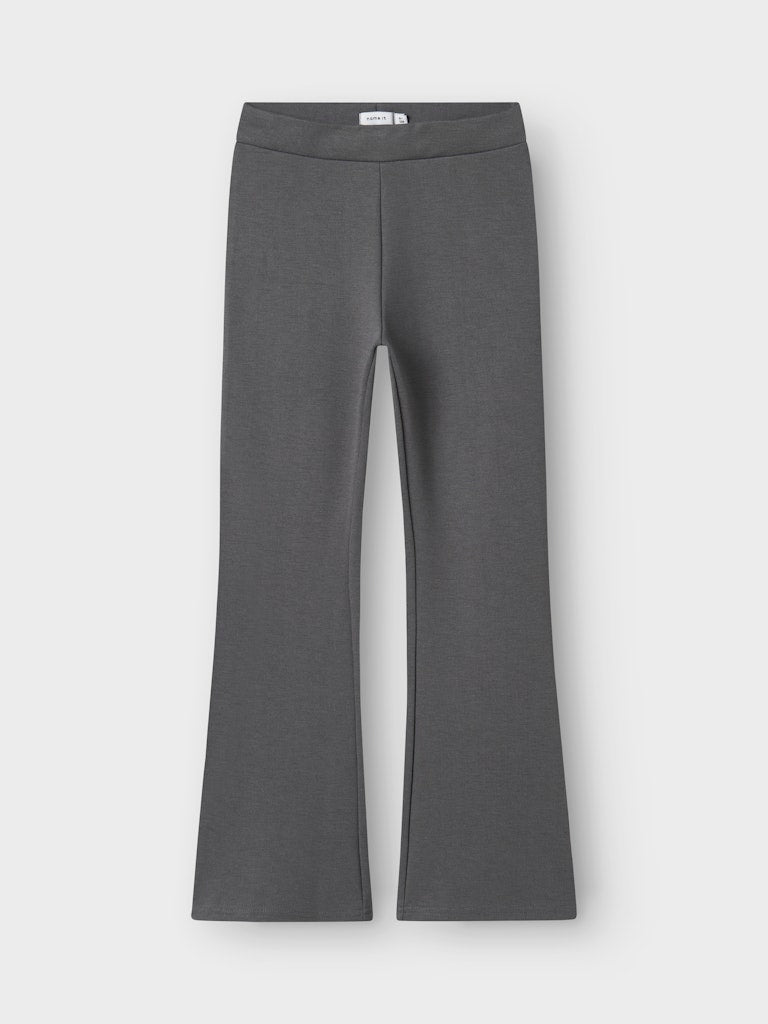 Grå utsvängda byxor till tjej. Skön jazz byxa till flicka från Name it.
13177337
NKFFRIKKALIA BOOTCUT PANT