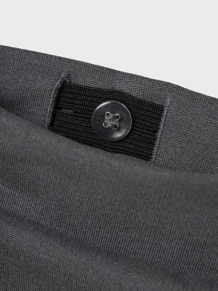 Grå utsvängda byxor till tjej. Skön jazz byxa till flicka från Name it.
13177337
NKFFRIKKALIA BOOTCUT PANT