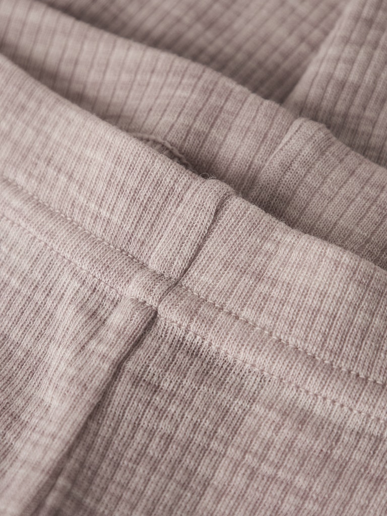 Rosa merino ull leggings, långkalsonger till flicka. Barn underställ i mjuk skön wool.
NMNWAX WOOL RIB LEGGING NOOS
13242116
