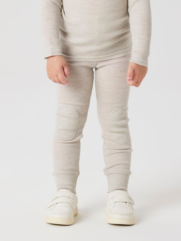 Grå merino ull leggings, långkalsonger till flicka och pojke. Barn underställ i mjuk skön wool.
NMNWAX WOOL RIB LEGGING NOOS
13242116