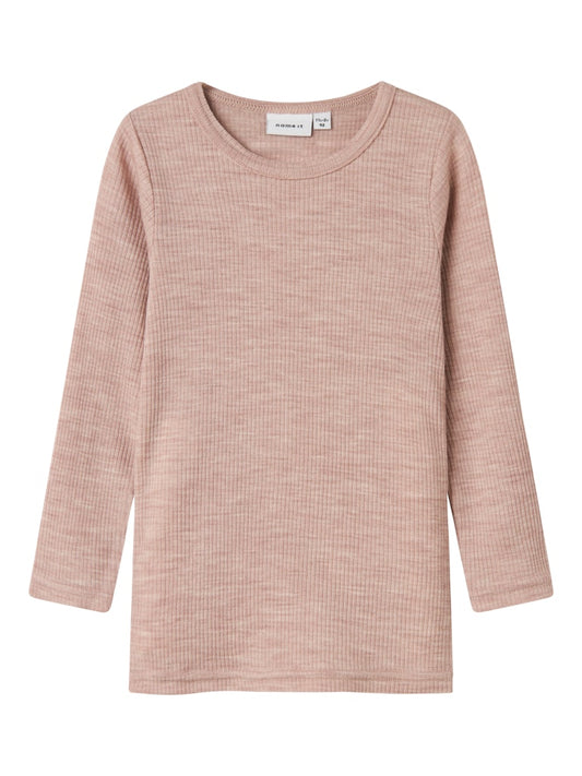 Rosa underställs tröja till flicka. Merinoull topp från Name it som har riktigt fina ullkläder till barn.
NMNWAX WOOL RIB LS TOP NOOS
13242118
