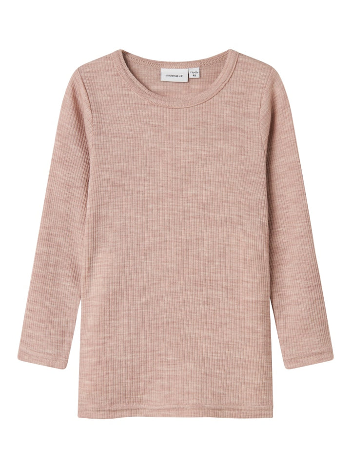 Rosa underställs tröja till flicka. Merinoull topp från Name it som har riktigt fina ullkläder till barn.
NMNWAX WOOL RIB LS TOP NOOS
13242118