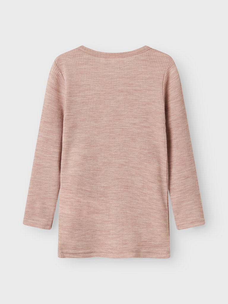 Rosa underställs tröja till flicka. Merinoull topp från Name it som har riktigt fina ullkläder till barn.
NMNWAX WOOL RIB LS TOP NOOS
13242118