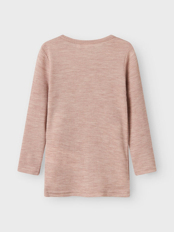 Rosa underställs tröja till flicka. Merinoull topp från Name it som har riktigt fina ullkläder till barn.
NMNWAX WOOL RIB LS TOP NOOS
13242118