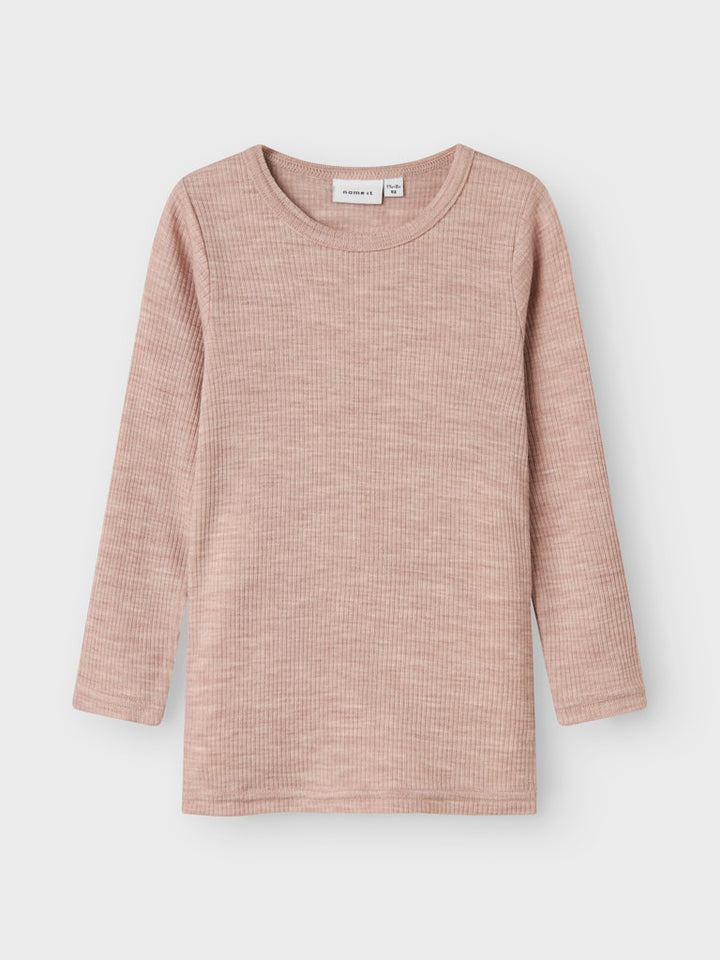 Rosa underställs tröja till flicka. Merinoull topp från Name it som har riktigt fina ullkläder till barn.
NMNWAX WOOL RIB LS TOP NOOS
13242118