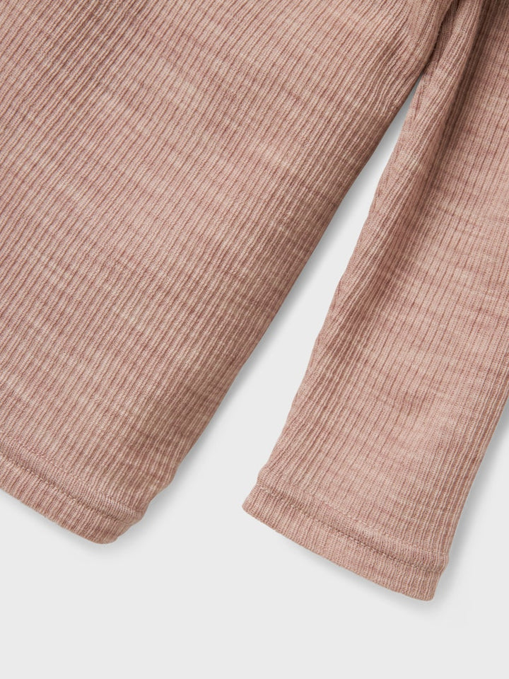 Rosa underställs tröja till flicka. Merinoull topp från Name it som har riktigt fina ullkläder till barn.
NMNWAX WOOL RIB LS TOP NOOS
13242118