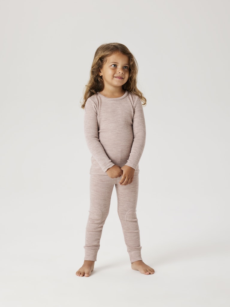 Rosa underställs tröja till flicka. Merinoull topp från Name it som har riktigt fina ullkläder till barn.
NMNWAX WOOL RIB LS TOP NOOS
13242118