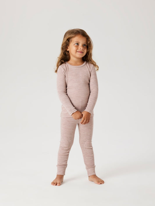 Rosa underställs tröja till flicka. Merinoull topp från Name it som har riktigt fina ullkläder till barn.
NMNWAX WOOL RIB LS TOP NOOS
13242118