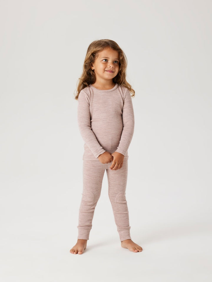 Rosa underställs tröja till flicka. Merinoull topp från Name it som har riktigt fina ullkläder till barn.
NMNWAX WOOL RIB LS TOP NOOS
13242118